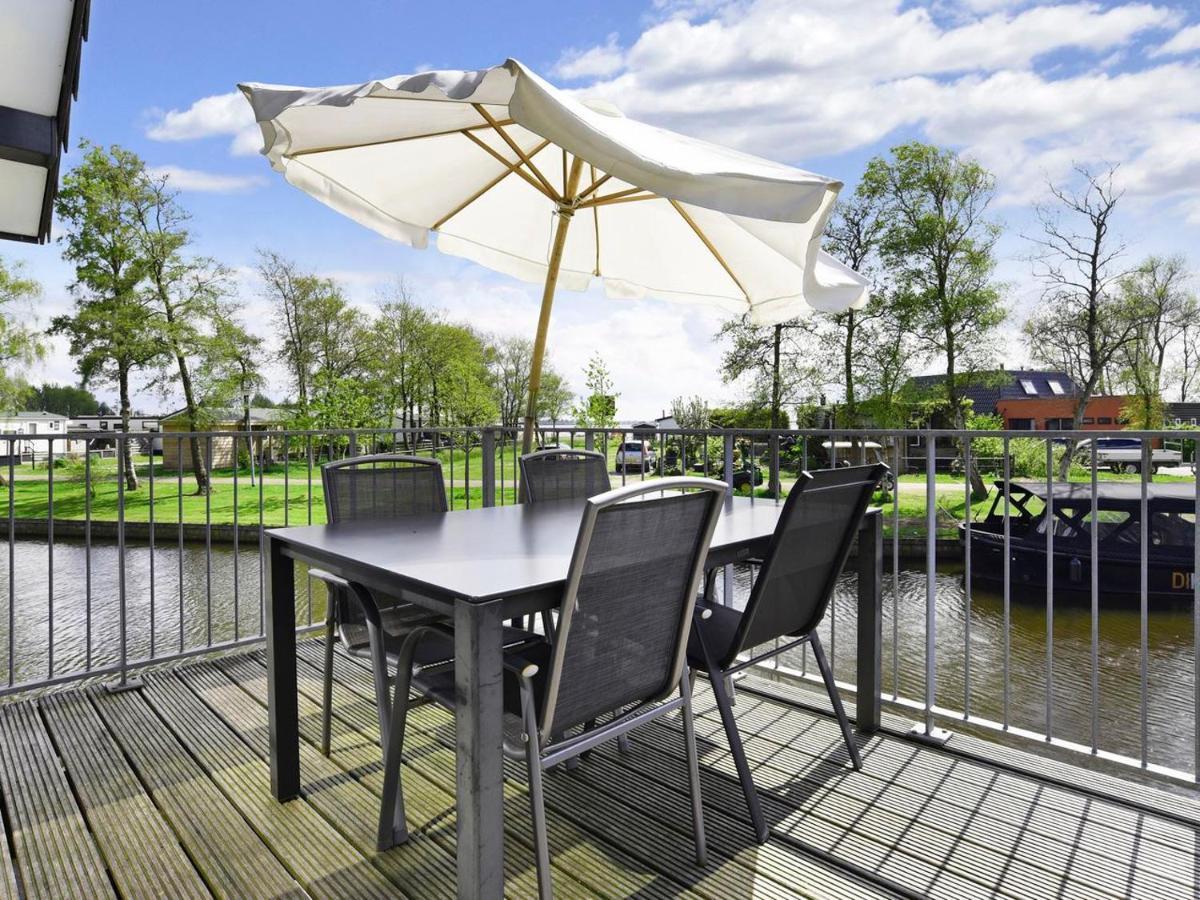 Landal Waterpark Sneekermeer Hotel Терхерне Стая снимка